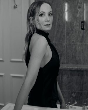 Joanne Froggatt Instagram - A lovely evening on Thursday at the @bafta Gala, to help raise funds for bursaries to support young people who want to get into the industry. Bravo #BAFTA

Hair Styling @naradkutowaroo 
Hair Colourist (balayage expert) @annettefieldhair
Makeup @nathalieeleni_beauty 
Styling @abisoye_o Wearing @galvanlondon @jessica_mccormack 💎 
@manoloblahnik 👠 
📷 @pipbourdillon 
📷 @davebenett