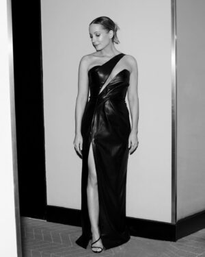 Joanne Froggatt Instagram - Last night. The Brits! Presenting the award for International Artist. It was epic! Thank you for having me @brits 🖤

And thank you to the dream team who made it all happen. 

Hair- @svenbayerbach 
Make up- @nathalieeleni_beauty 
Styling- @abisoye_o 
💎- @evafehren 
👗 - @sophiecouture 
👠 - @louboutinworld 
📷- @pipbourdillon (apart from red carpet shot)
PR- @personalpruk 

And thank you to @southplacehotel for a gorgeous stay and gorgeous space to get ready! ❤️
#brits