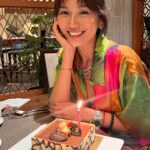 Joanne Peh Instagram – What was meant to be an early Hari Raya celebration with the family turned into an unforgettable evening, thanks to the wonderful surprise from @panpacificsingapore – an early birthday cake just for me!

Our family loves this buffet for its incredible variety. From succulent Seafood, aromatic Thai, vibrant Indian, easy Japanese, to local favorites, Peking duck, dim sum, and an indulgent cheese selection – it truly has something for everyone’s palate.

The mantou turns out to be our family’s top pick, while I was pleasantly surprised by the tender lamb (no smell) paired with mint sauce. The kids couldn’t get enough of the pasta, while I found myself going back for more of the Indian and local delicacies.

Looking forward to our next visit! ♥️