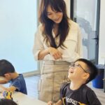 Joanne Peh Instagram - I’m an actress, and after all these years of being immersed in the world of make-believe, I hold a profound belief in the transformative power of storytelling. It’s not merely about tales and fables; it’s a bridge to human emotions. Some days, I miss myself as a child, when I had a boundless imagination and could write the wildest, most whimsical stories in school. That’s why I started @thedimpleloft. My aim is to safeguard the boundless realms of children’s imagination from the confines of traditional curricula, fostering a space where they can weave their own stories, embrace their silliness, and simply be whatever their hearts desire, free from the constraints of formal education. In school, knowledge is often compartmentalized, but my advocacy for lateral thinking led to the inception of the Silk Series bilingual workshops. Silk, with its rich history and multifaceted nature, becomes a gateway to exploring science, art, culture, music, history, and geography. This interdisciplinary approach underscores the interconnectedness of knowledge, the intertwining of stories, and the importance of empathy, creativity in problem-solving, and the humility to learn from diverse perspectives. Through @thedimpleloft, I seek to kindle in children the same wonder and imaginative freedom that once defined my childhood, encouraging them to see beyond the boundaries of conventional learning and embrace the infinite possibilities that creativity and storytelling hold. Join me this weekend for our workshop finale. Don’t worry if you didn’t come last week! You know stories don’t always have to be linear, and art knows no boundaries. 😉 Link in bio. #CreativeKids #EarlyChildhoodEducation #ParentingWithPurpose #TheDimpleLoft #SilkSeriesWorkshops #ArtMeetsStory #InventiveMinds #LateralThinking #BeyondTheClassroom #LearningThroughArt #CreativeProblemSolving #inspireyoungminds
