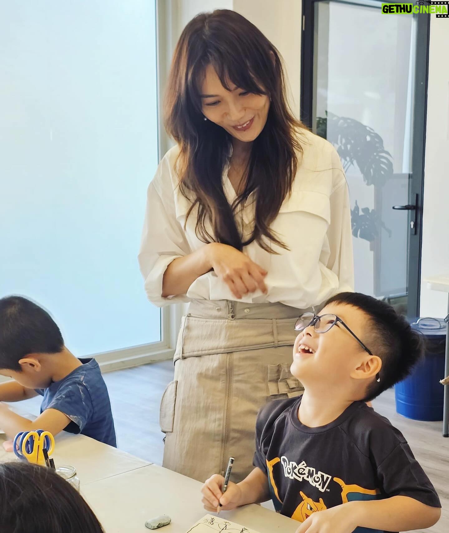 Joanne Peh Instagram - I’m an actress, and after all these years of being immersed in the world of make-believe, I hold a profound belief in the transformative power of storytelling. It’s not merely about tales and fables; it’s a bridge to human emotions. Some days, I miss myself as a child, when I had a boundless imagination and could write the wildest, most whimsical stories in school. That’s why I started @thedimpleloft. My aim is to safeguard the boundless realms of children’s imagination from the confines of traditional curricula, fostering a space where they can weave their own stories, embrace their silliness, and simply be whatever their hearts desire, free from the constraints of formal education. In school, knowledge is often compartmentalized, but my advocacy for lateral thinking led to the inception of the Silk Series bilingual workshops. Silk, with its rich history and multifaceted nature, becomes a gateway to exploring science, art, culture, music, history, and geography. This interdisciplinary approach underscores the interconnectedness of knowledge, the intertwining of stories, and the importance of empathy, creativity in problem-solving, and the humility to learn from diverse perspectives. Through @thedimpleloft, I seek to kindle in children the same wonder and imaginative freedom that once defined my childhood, encouraging them to see beyond the boundaries of conventional learning and embrace the infinite possibilities that creativity and storytelling hold. Join me this weekend for our workshop finale. Don’t worry if you didn’t come last week! You know stories don’t always have to be linear, and art knows no boundaries. 😉 Link in bio. #CreativeKids #EarlyChildhoodEducation #ParentingWithPurpose #TheDimpleLoft #SilkSeriesWorkshops #ArtMeetsStory #InventiveMinds #LateralThinking #BeyondTheClassroom #LearningThroughArt #CreativeProblemSolving #inspireyoungminds