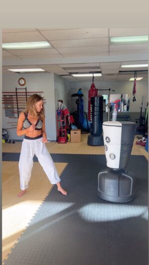 Jocelyn Hudon Instagram - 7am in the valley 😂🥋👊🏼