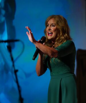 Jodi Benson Instagram - Wingfeather Saga Premiere Season 2
Franklin, TN @thefactoryatfranklin 
We had such a wonderful celebration with our creative team, cast & producers! 
So thankful to be part of this wonderful series💛
@wingfeathersaga @angelstudios_inc