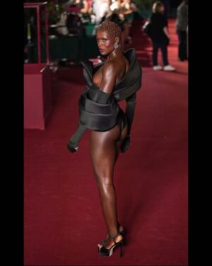 Jodie Turner-Smith Instagram - ✨VOGUE WORLD✨

what an experience!!!!!! to all of the hands that helped put me together: my amazing trainer @davidhigginslondon who is helping me 6x/week to sculpt this work in progress body, the lovely @harry_lambert who styled me, my glorious glam girls @marcialuvlocks & @joeyjoeychoy, @charlottetilbury makeup, & to my love @edward_enninful & the entire #vogue team for including me in this epic night— THANK YOU ❤️‍🔥 anyone who has known me for more than 5 minutes before all of this “celebrity” knows that i’m not new to this pantless trend— i’m true to this!!! i’ve been that girl, she was just pregnant and postpartum for a sec 😹 & while i know many of you have opinions on this look (which you are entitled to my darlings), i’m going to leave you with the only opinion on the matter that i rate— my mother @hildaturnersmith’s: “You are fire you are a beast to be reckoned with you. Look fantastic. You look amazing you look like I don’t even know what else to say. I love you keep on keeping on you are Jodie TurnerSmith that came from my belly love you big up.” 🥹🥹🥹

SWIPE for the bts

red carpet pix: @gettyimages