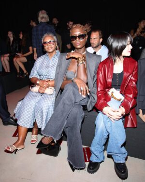 Jodie Turner-Smith Instagram - OH @GUCCI!!!! what a chic and sexy start, @sabatods ❤️‍🔥 i’m proud to have witnessed it, especially with my gorgeous mother @hildaturnersmith by my side. scroll to see me proposition @ameliadimz for a #chickenshopdate 😸