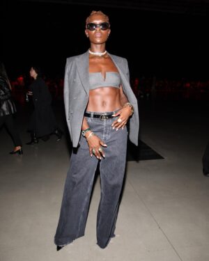 Jodie Turner-Smith Instagram - OH @GUCCI!!!! what a chic and sexy start, @sabatods ❤️‍🔥 i’m proud to have witnessed it, especially with my gorgeous mother @hildaturnersmith by my side. scroll to see me proposition @ameliadimz for a #chickenshopdate 😸