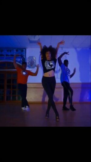 Jody Watley Instagram - Kick starting the week from  my current “EVERLASTING - The Remixes” this is the 🔥Quentin Harris Remix.

The video is from choreographer @tevyncole for “Real Love” from a few years ago that I love 😍at one of his classes with the dynamic @itskaylasimone_ slaying it! It works to this mix 😍

Yaass stay up, stay true always believe in you - Stay Everlasting!  #jodywatley #everlasting #life #inspiration #remixes #quentinharrisremix #dance #tevyncolechoreography :: Clock the limited edition “Still A Thrill” tee shirts by @shawnwest.swest