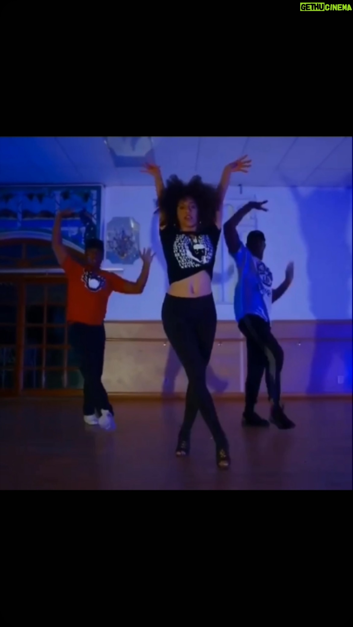 Jody Watley - 3 Likes - Kick starting the week from my current “EVERLASTING - The Remixes” this is the 🔥Quentin Harris Remix.
The video is from choreographer @tevyncole for “Real Love” from a few years ago that I love 😍at one of his classes with the dynamic @itskaylasimone_ slaying it! It works to this mix 😍
Yaass stay up, stay true always believe in you - Stay Everlasting! #jodywatley #everlasting #life #inspiration #remixes #quentinharrisremix #dance #tevyncolechoreography :: Clock the limited edition “Still A Thrill” tee shirts by @shawnwest.swest