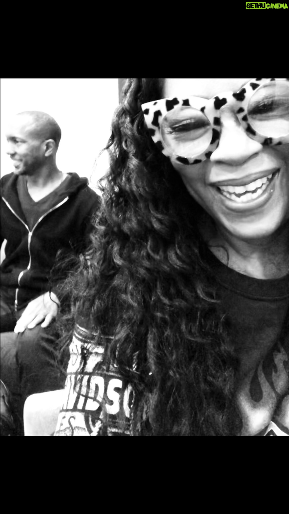 Jody Watley Instagram - #tbt 2019 in Miami, Bass Museum, there to perform at private event for esteemed artist 🖼️🎨Mickalene Thomas Art Basel Installation “Better Nights”:: Having some impromptu music fun with my longtime rhythm section(Kerry🥁, Naz🎸, Keith🎸🎹 and Roland🎹) in the green room waiting for soundcheck, my lyrics and melody ✍🏾🎵one of funkiest songs ever in any setting. #JodyWatley #livemusic #behindthescenes #goodvibes #artbasel #miami