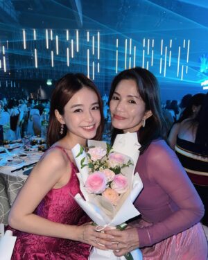 Joey Leong Instagram - 最近又是雙親節 又是520
空氣中都瀰漫著愛 ❤️

but no matter what season it is
Love’s in the smallest of moments every day
if you’re being open to its presence 

轉眼 #名門 已拍攝超過一半
#米雪 媽咪也快完成戲份 接近殺青日
拍攝期間最讓我滿足與受益的
是一起討論劇本與創造角色的過程

謝謝您不畏歲月乘風破浪 
您應該不會知道 在認真工作的同時
有個後輩在受您影響著 看到溫柔的曙光

接下來 #名門 交給我們繼續拼搏吧🤣

謝謝媒體記者親臨 #李家
#Clara李靖慧 #AstroOriginals