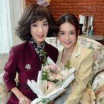 Joey Leong Instagram - 最近又是雙親節 又是520 空氣中都瀰漫著愛 ❤️ but no matter what season it is Love’s in the smallest of moments every day if you’re being open to its presence 轉眼 #名門 已拍攝超過一半 #米雪 媽咪也快完成戲份 接近殺青日 拍攝期間最讓我滿足與受益的 是一起討論劇本與創造角色的過程 謝謝您不畏歲月乘風破浪 您應該不會知道 在認真工作的同時 有個後輩在受您影響著 看到溫柔的曙光 接下來 #名門 交給我們繼續拼搏吧🤣 謝謝媒體記者親臨 #李家 #Clara李靖慧 #AstroOriginals