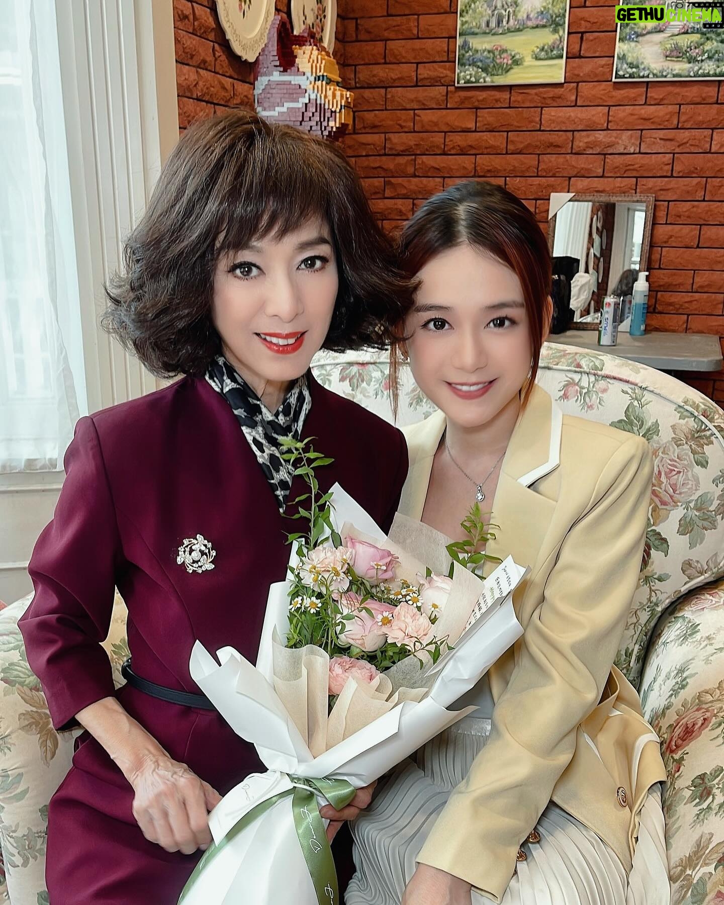 Joey Leong - 8.6K Likes - 最近又是雙親節 又是520
空氣中都瀰漫著愛 ❤️
but no matter what season it is
Love’s in the smallest of moments every day
if you’re being open to its presence
轉眼 #名門 已拍攝超過一半
#米雪 媽咪也快完成戲份 接近殺青日
拍攝期間最讓我滿足與受益的
是一起討論劇本與創造角色的過程
謝謝您不畏歲月乘風破浪
您應該不會知道 在認真工作的同時
有個後輩在受您影響著 看到溫柔的曙光
接下來 #名門 交給我們繼續拼搏吧🤣
謝謝媒體記者親臨 #李家
#Clara李靖慧 #AstroOriginals