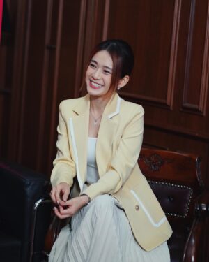 Joey Leong Instagram - 最近又是雙親節 又是520
空氣中都瀰漫著愛 ❤️

but no matter what season it is
Love’s in the smallest of moments every day
if you’re being open to its presence 

轉眼 #名門 已拍攝超過一半
#米雪 媽咪也快完成戲份 接近殺青日
拍攝期間最讓我滿足與受益的
是一起討論劇本與創造角色的過程

謝謝您不畏歲月乘風破浪 
您應該不會知道 在認真工作的同時
有個後輩在受您影響著 看到溫柔的曙光

接下來 #名門 交給我們繼續拼搏吧🤣

謝謝媒體記者親臨 #李家
#Clara李靖慧 #AstroOriginals