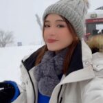 Joey Leong Instagram - the world has its beauty we gotta go out and see ♡ #joeyleongtravels #joeyleonginchengdu #開車離成都2小時 #雪山 #雪山山頂