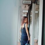 Joey Leong Instagram - 第一眼就覺得熟悉 瞄到便利店的名字 還有夏冬青的名牌 就確定了 這是#灵魂摆渡南洋传说 的壁畫 沒預先知道 卻跟著腳步走到牆前 離擦肩而過 差一眼眸 或許宇宙想讓妳看見的東西 會在不經意間出現 但首先 妳要出去看看 好巧 🫧