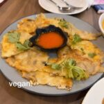 Joey Leong Instagram - 第一眼就覺得熟悉 瞄到便利店的名字 還有夏冬青的名牌 就確定了 這是#灵魂摆渡南洋传说 的壁畫 沒預先知道 卻跟著腳步走到牆前 離擦肩而過 差一眼眸 或許宇宙想讓妳看見的東西 會在不經意間出現 但首先 妳要出去看看 好巧 🫧