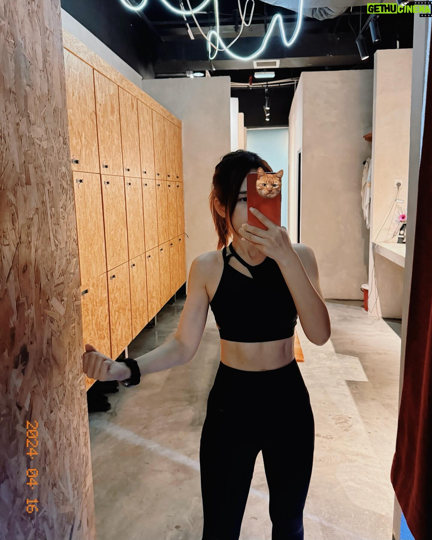 Joey Leong - 13.9K Likes - little progress ✨
big thank you to @coliseumfitness.my and
my powerful young lady pt @littledawn_y
for guiding me right!
exploring the body and tracking progress
is becoming increasingly enjoyable though
gym can be HARD
but if you can endure the toughest 60-90 mins
in a day, what else can’t you handle?
*swipe to see flabby tummy a month ago* hehh
ps: gym peeps, which part of the body do you
think it’s harder to train?