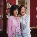 Joey Leong Instagram - 《名門》開鏡儀式 感謝媒體親臨 在演藝圈成長 還真累積了不少“爹地媽咪” 這次的父母是從電視機裡跑出來的 米雪姐 石修哥 榮幸！才拍攝了幾天就已經收穫不少 有機會再分享✨ 特別想提及開鏡前的讀稿環節 有機會跟編劇深入解剖和創造角色 跟眾演員釐清背景和走向 聽導演說大方向 整個過程就能看出劇組的用心 謝謝Astro · 李治成老師 Multimedia · Datuk Steven Datin Vince CheeAng 導演Simon Long 與年輕有為的編劇們 少不了鎮壓全場的專業前輩演員 米雪姐 石修哥 邵平哥 有您們領隊 相信中文原創劇 《名門》 會好❤️ 新角色 #Clara李靖慧 花了點時間刻畫 現在挺懂她 #名門 #TheGreatResonance #AstroOriginals #MultimediaFilmProductions #Astro中文原创电视剧