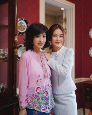 Joey Leong Instagram - 《名門》開鏡儀式 感謝媒體親臨 

在演藝圈成長 還真累積了不少“爹地媽咪”
這次的父母是從電視機裡跑出來的 米雪姐 石修哥
榮幸！才拍攝了幾天就已經收穫不少 有機會再分享✨

特別想提及開鏡前的讀稿環節 
有機會跟編劇深入解剖和創造角色
跟眾演員釐清背景和走向 聽導演說大方向
整個過程就能看出劇組的用心 

謝謝Astro · 李治成老師 
Multimedia · Datuk Steven Datin Vince CheeAng
導演Simon Long 與年輕有為的編劇們
少不了鎮壓全場的專業前輩演員 米雪姐 石修哥 邵平哥
有您們領隊 相信中文原創劇 《名門》 會好❤️

新角色 #Clara李靖慧 花了點時間刻畫 現在挺懂她

#名門 #TheGreatResonance #AstroOriginals 
#MultimediaFilmProductions #Astro中文原创电视剧