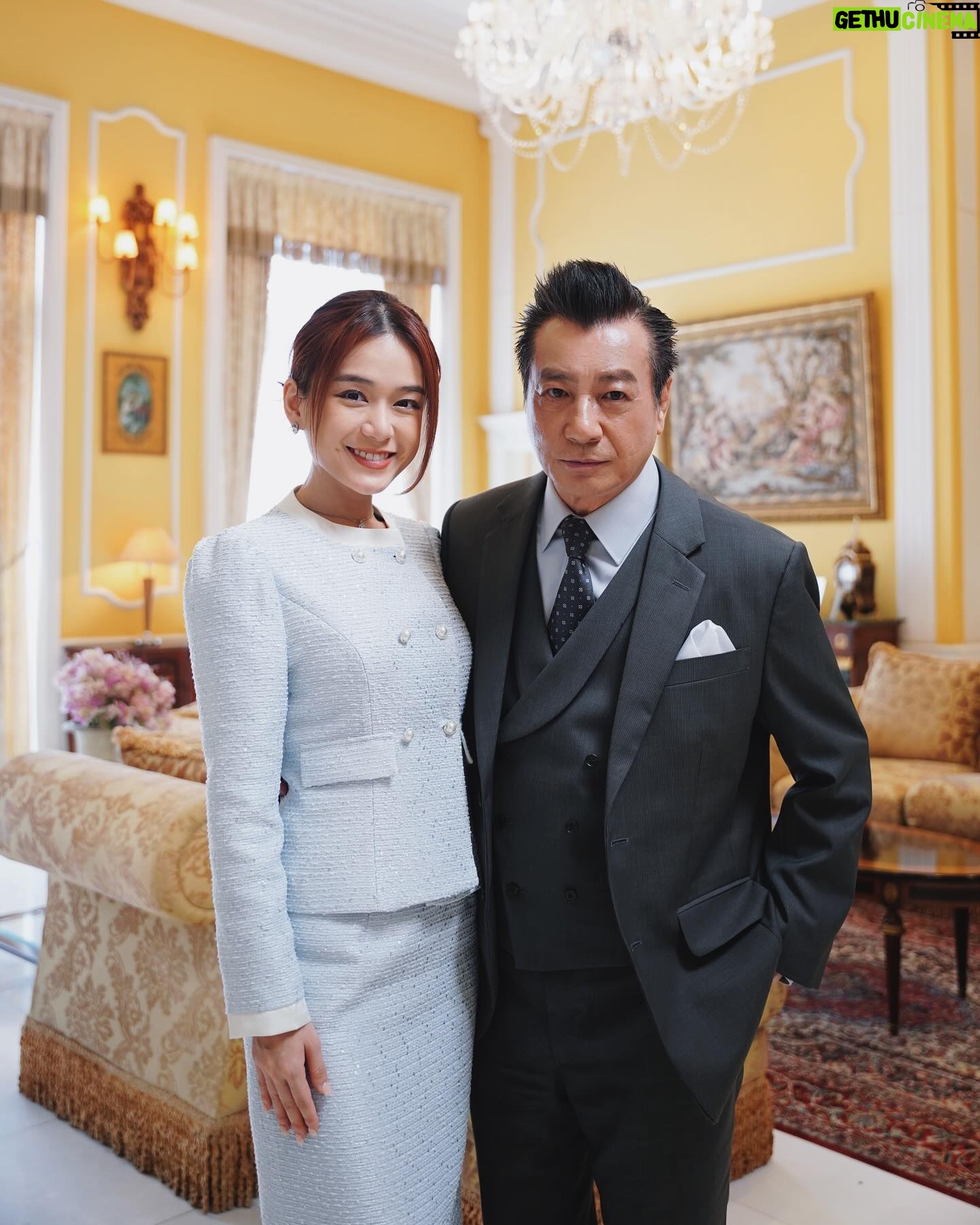 Joey Leong - 14.8K Likes - 《名門》開鏡儀式 感謝媒體親臨
在演藝圈成長 還真累積了不少“爹地媽咪”
這次的父母是從電視機裡跑出來的 米雪姐 石修哥
榮幸!才拍攝了幾天就已經收穫不少 有機會再分享✨
特別想提及開鏡前的讀稿環節
有機會跟編劇深入解剖和創造角色
跟眾演員釐清背景和走向 聽導演說大方向
整個過程就能看出劇組的用心
謝謝Astro · 李治成老師
Multimedia · Datuk Steven Datin Vince CheeAng
導演Simon Long 與年輕有為的編劇們
少不了鎮壓全場的專業前輩演員 米雪姐 石修哥 邵平哥
有您們領隊 相信中文原創劇 《名門》 會好❤️
新角色 #Clara李靖慧 花了點時間刻畫 現在挺懂她
#名門 #TheGreatResonance #AstroOriginals
#MultimediaFilmProductions #Astro中文原创电视剧
