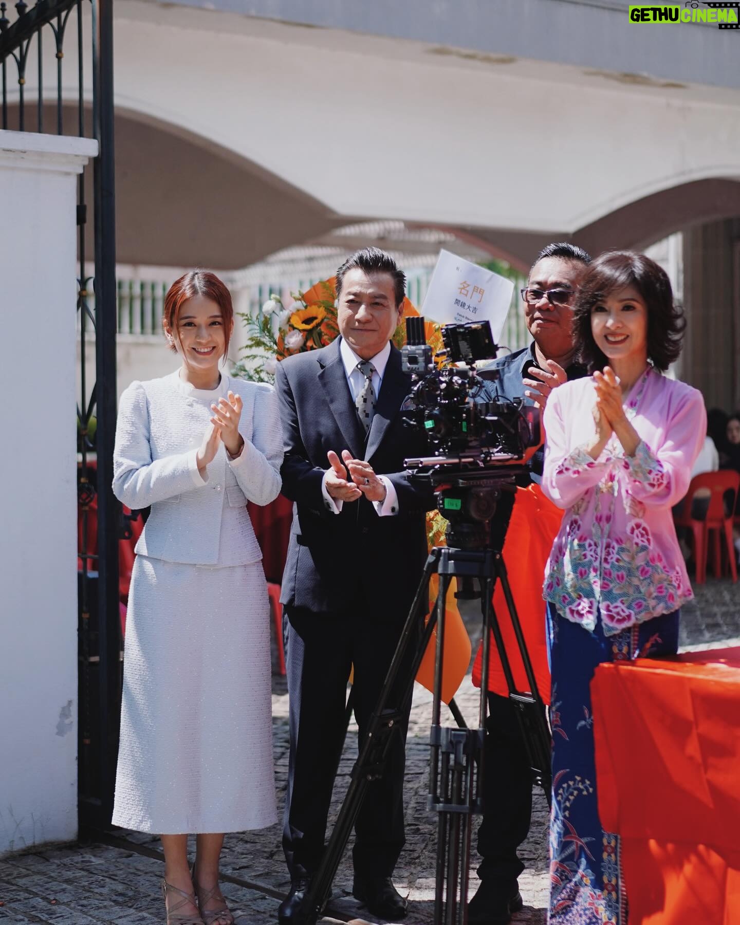 Joey Leong - 14.8K Likes - 《名門》開鏡儀式 感謝媒體親臨
在演藝圈成長 還真累積了不少“爹地媽咪”
這次的父母是從電視機裡跑出來的 米雪姐 石修哥
榮幸!才拍攝了幾天就已經收穫不少 有機會再分享✨
特別想提及開鏡前的讀稿環節
有機會跟編劇深入解剖和創造角色
跟眾演員釐清背景和走向 聽導演說大方向
整個過程就能看出劇組的用心
謝謝Astro · 李治成老師
Multimedia · Datuk Steven Datin Vince CheeAng
導演Simon Long 與年輕有為的編劇們
少不了鎮壓全場的專業前輩演員 米雪姐 石修哥 邵平哥
有您們領隊 相信中文原創劇 《名門》 會好❤️
新角色 #Clara李靖慧 花了點時間刻畫 現在挺懂她
#名門 #TheGreatResonance #AstroOriginals
#MultimediaFilmProductions #Astro中文原创电视剧