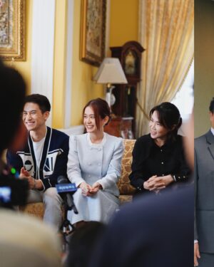 Joey Leong Instagram - 《名門》開鏡儀式 感謝媒體親臨 

在演藝圈成長 還真累積了不少“爹地媽咪”
這次的父母是從電視機裡跑出來的 米雪姐 石修哥
榮幸！才拍攝了幾天就已經收穫不少 有機會再分享✨

特別想提及開鏡前的讀稿環節 
有機會跟編劇深入解剖和創造角色
跟眾演員釐清背景和走向 聽導演說大方向
整個過程就能看出劇組的用心 

謝謝Astro · 李治成老師 
Multimedia · Datuk Steven Datin Vince CheeAng
導演Simon Long 與年輕有為的編劇們
少不了鎮壓全場的專業前輩演員 米雪姐 石修哥 邵平哥
有您們領隊 相信中文原創劇 《名門》 會好❤️

新角色 #Clara李靖慧 花了點時間刻畫 現在挺懂她

#名門 #TheGreatResonance #AstroOriginals 
#MultimediaFilmProductions #Astro中文原创电视剧
