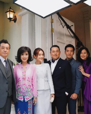 Joey Leong Instagram - 《名門》開鏡儀式 感謝媒體親臨 

在演藝圈成長 還真累積了不少“爹地媽咪”
這次的父母是從電視機裡跑出來的 米雪姐 石修哥
榮幸！才拍攝了幾天就已經收穫不少 有機會再分享✨

特別想提及開鏡前的讀稿環節 
有機會跟編劇深入解剖和創造角色
跟眾演員釐清背景和走向 聽導演說大方向
整個過程就能看出劇組的用心 

謝謝Astro · 李治成老師 
Multimedia · Datuk Steven Datin Vince CheeAng
導演Simon Long 與年輕有為的編劇們
少不了鎮壓全場的專業前輩演員 米雪姐 石修哥 邵平哥
有您們領隊 相信中文原創劇 《名門》 會好❤️

新角色 #Clara李靖慧 花了點時間刻畫 現在挺懂她

#名門 #TheGreatResonance #AstroOriginals 
#MultimediaFilmProductions #Astro中文原创电视剧