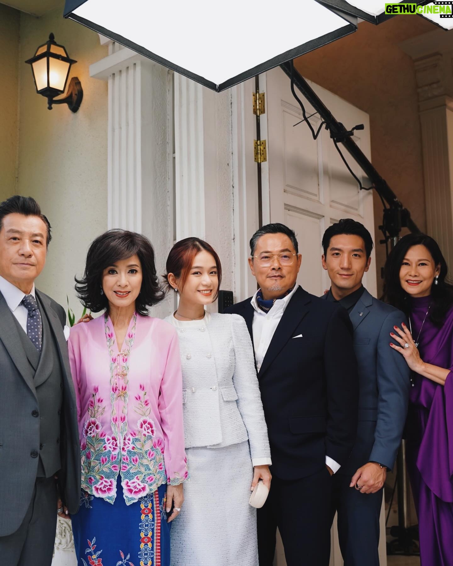 Joey Leong - 14.8K Likes - 《名門》開鏡儀式 感謝媒體親臨
在演藝圈成長 還真累積了不少“爹地媽咪”
這次的父母是從電視機裡跑出來的 米雪姐 石修哥
榮幸!才拍攝了幾天就已經收穫不少 有機會再分享✨
特別想提及開鏡前的讀稿環節
有機會跟編劇深入解剖和創造角色
跟眾演員釐清背景和走向 聽導演說大方向
整個過程就能看出劇組的用心
謝謝Astro · 李治成老師
Multimedia · Datuk Steven Datin Vince CheeAng
導演Simon Long 與年輕有為的編劇們
少不了鎮壓全場的專業前輩演員 米雪姐 石修哥 邵平哥
有您們領隊 相信中文原創劇 《名門》 會好❤️
新角色 #Clara李靖慧 花了點時間刻畫 現在挺懂她
#名門 #TheGreatResonance #AstroOriginals
#MultimediaFilmProductions #Astro中文原创电视剧