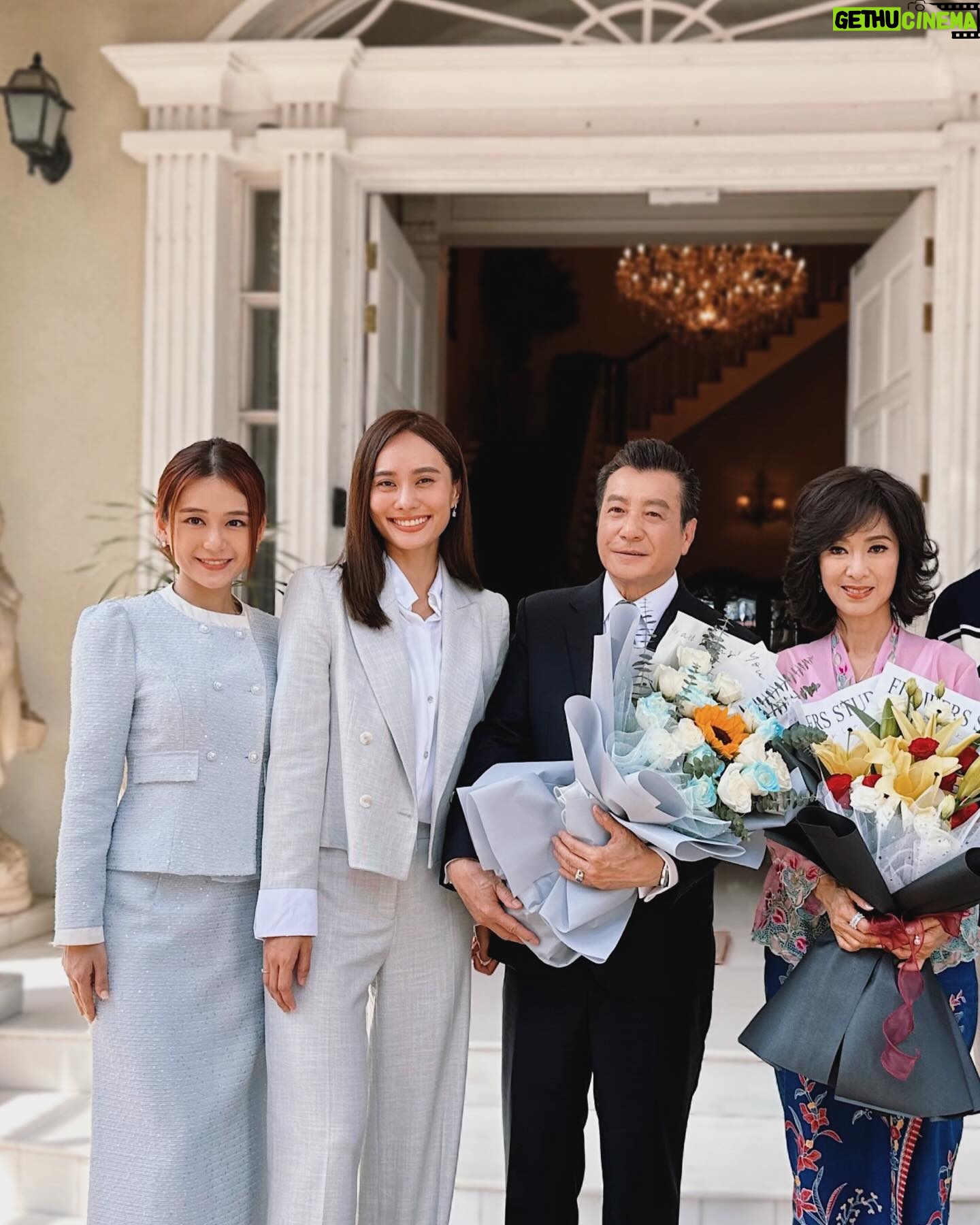 Joey Leong - 14.8K Likes - 《名門》開鏡儀式 感謝媒體親臨
在演藝圈成長 還真累積了不少“爹地媽咪”
這次的父母是從電視機裡跑出來的 米雪姐 石修哥
榮幸!才拍攝了幾天就已經收穫不少 有機會再分享✨
特別想提及開鏡前的讀稿環節
有機會跟編劇深入解剖和創造角色
跟眾演員釐清背景和走向 聽導演說大方向
整個過程就能看出劇組的用心
謝謝Astro · 李治成老師
Multimedia · Datuk Steven Datin Vince CheeAng
導演Simon Long 與年輕有為的編劇們
少不了鎮壓全場的專業前輩演員 米雪姐 石修哥 邵平哥
有您們領隊 相信中文原創劇 《名門》 會好❤️
新角色 #Clara李靖慧 花了點時間刻畫 現在挺懂她
#名門 #TheGreatResonance #AstroOriginals
#MultimediaFilmProductions #Astro中文原创电视剧