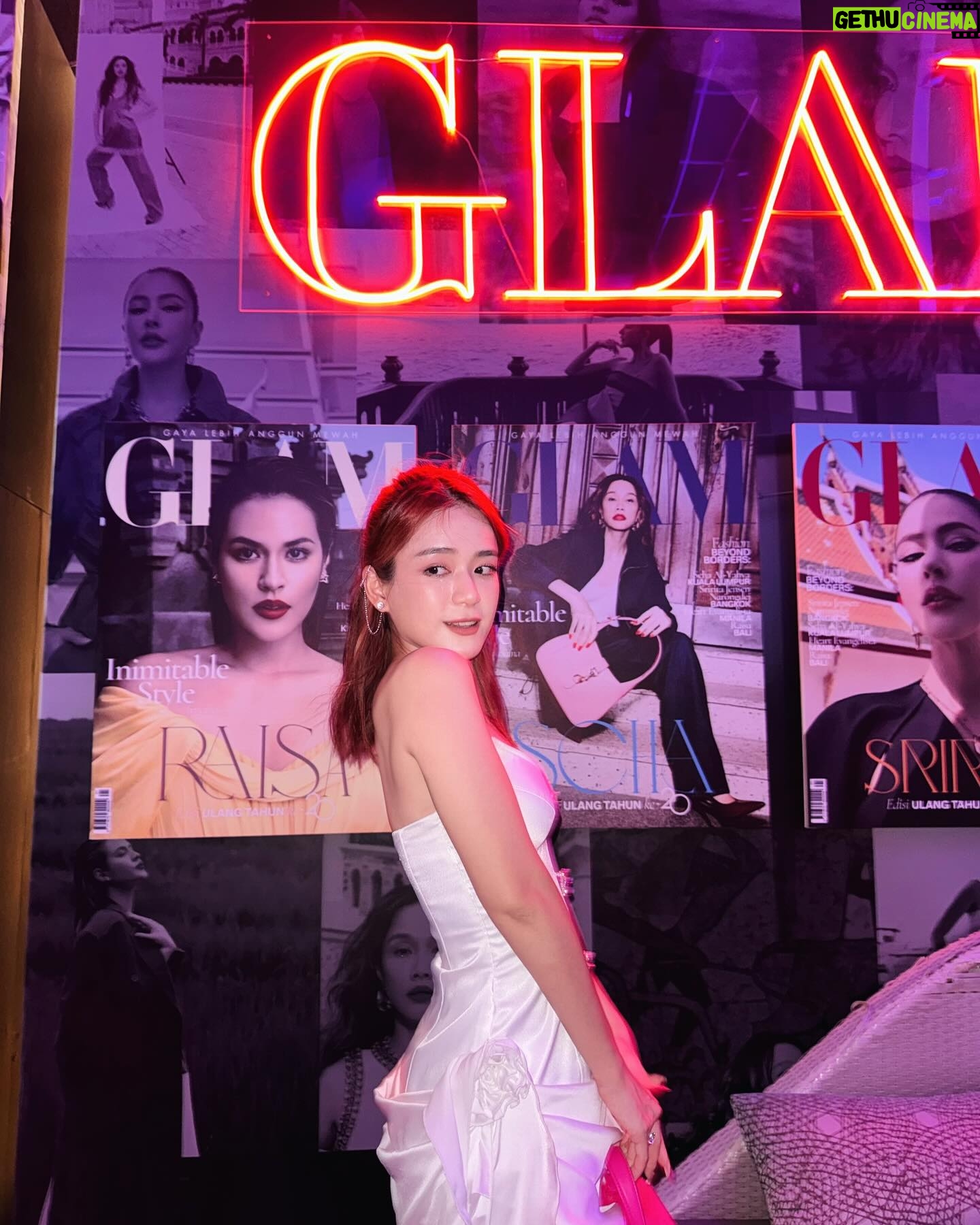 Joey Leong Instagram - Never won a lucky draw but I did last night ◡̈ Thanks for having me on the big gathering! @bizarre #HouseofDiscoveRE Wishing the top magazines in Malaysia to continue bringing the best of fashion, art & lifestyle to us all *:・゚✧ @icon.malaysia @glammalaysia @glamlelaki @ehmalaysia @bazaarman_my @thepeakmalaysia @harpersbazaarmy white fairy raffles dress from @dresscode.my