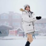 Joey Leong Instagram - It was 0 ℃ at mid mountain our hands and nose were frozen and it was demotivating to think that reaching the top of the mountain meant enduring much lower temperatures if fear stops you there, you wouldn’t know the top was much warmer, bathed in strong sunlight, and that the view was priceless ✧ 🧥🧤🧣👒🎧 from @universaltraveller_my #joeyleonginchengdu #joeyleongtravels