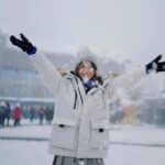 Joey Leong Instagram - It was 0 ℃ at mid mountain our hands and nose were frozen and it was demotivating to think that reaching the top of the mountain meant enduring much lower temperatures if fear stops you there, you wouldn’t know the top was much warmer, bathed in strong sunlight, and that the view was priceless ✧ 🧥🧤🧣👒🎧 from @universaltraveller_my #joeyleonginchengdu #joeyleongtravels