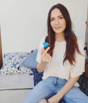 Johanna Klum Instagram - Corona verändert gerade unser Leben. Es schränkt uns ein. Macht uns Angst.
Und gleichzeitig macht es uns stark! Wenn wir zusammen halten. Uns gegenseitig unterstützen. Verständnis zeigen. Hilfe anbieten. Hilfe annehmen. Uns um die kümmern, die es jetzt besonders brauchen.
Ich liebe es zu sehen wie so viele von uns sich kleine und große Aktionen überlegen, um jetzt zu helfen!! Wir brauchen noch mehr davon! 
Wenn ihr noch von tollen Ideen wisst, die man unterstützen kann, dann kommentiert sie gerne hier!
Lasst uns das zusammen schaffen 💙 #TeamMenschheit #strongertogether @unicef_deutschland #werbungwegenmarkierung