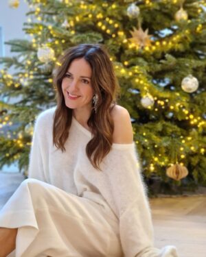 Johanna Klum Instagram - Frohe Weihnachten, ihr Lieben ❤ 
Ich hoffe ihr habt es schön und könnt die Feiertage mit Euren Lieben genießen! 
Hier herrscht - im Gegensatz zu diesem trügerisch ordentlichen Moment - gerade herrliches Chaos. Und irgendwie liebe ich es 😅 

Aber ich weiß auch, dass Weihnachten für viele eine schwierige Zeit ist. Ich denke in diesen Tagen auch besonders an Euch 💛