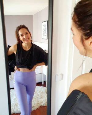 Johanna Klum Instagram - [Anzeige]
Habt ihr auch schon seit Tagen keine „echten Klamotten“ mehr an?? Ich lebe gerade irgendwie in Schlafanzug & Jogginghose🤣🙈🤷🏻‍♀.
Aber seit heute gibt’s ein Upgrade! Ich hab mich bei Fabletics (von der tollen @katehudson) angemeldet - und mein erstes Sportoutfit bekommen! Und ich liebs. Und der Deal war echt Knaller!! Jetzt muss ich mich nur noch zum Sport aufraffen. Vielleicht könnt ihr helfen?!? Allein krieg ich den Arsch nicht hoch..ich würde also gerne irgendeine Form von online Kurs machen. Und dabei am liebsten noch jemanden dabei unterstützen, der jetzt nicht wie gewohnt unterrichten kann. Habt ihr Empfehlungen? Tolle Yoga/Sport/Pilates Trainer, die jetzt online unterwegs sind? Bitte kommentiert sie hier! Merci 🖤
Und wenn ihr auch neue Sportoutfits gebrauchen könnt - @fableticseu hat wirklich super deals! Als VIP Mitglied gibt’s bis zu 50%, ihr bekommt jeden Monat neue, personalisierte Angebote - und könnt dann shoppen oder nicht, ganz wie ihr mögt. Schaut mal vorbei! #fableticsEU #teamfabletics