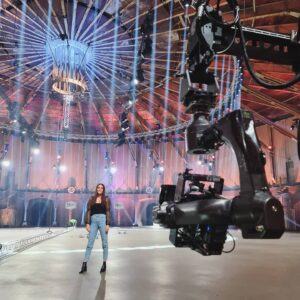 Johanna Klum Instagram - Juhuuu Freunde, jetzt ist es soweit! 
Und ich kann Euch endlich erzählen und sogar ein bißchen zeigen, was ich die letzten Wochen so gedreht habe: Meine neue Sendung '99 Eine:r schlägt sie alle'!! 
Hier treten 100 Kandidat:innen in 99 Spielen gegeneinander an - und spielen um 99.000€. 
Und wer die mit nach Hause nehmen will, darf sich auch mal dämlich anstellen, gepflegt daneben greifen oder echt langsam sein - nur eins nicht: der oder die letzte werden! Klingt verrückt? Isses auch. Und schon das Drehen hat so viel Spaß gemacht @fabiolacgn 💙
Ich freu mich riesig, dass es schon ganz bald losgeht mit 100 großartigen, chaotischen und wunderbaren Kandidat:innen, meinem leicht unzurechnungsfähigen, tollen Kollegen Schmiso @floschmiso und äh mir 😅! 
Ab nächste Woche Freitag, 20:15 Uhr in @sat.1 !
Sieht das Set nicht mega aus?? Ich freu mich so, dass jetzt endlich mit Euch zu teilen 💖 
#99einerschlägtsiealle #neueShow #tvhost