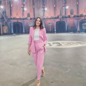 Johanna Klum Instagram - Heute Abend, 20:15 Uhr in @sat.1 entscheidet es sich:
Wer von unsren 100 Knaller Kandidat:innen nimmt die 99.000€ mit nach Hause?!!
Es wird laut, lustig und unfassbar spannend!
“99 - Eine:r schlägt sie alle!“ Schaut rein, es lohnt sich! 

..und wer gerne nen kleinen Reality Check hat, swipe ⏩
So seh ich übrigens kurz vor und gleich nach der Sendung aus. Auch n guter Look, oder?!? 😅 

#99einerschlägtsiealle #99 #tvhost #primetime
@fabiolacgn @rominamann @floschmiso
