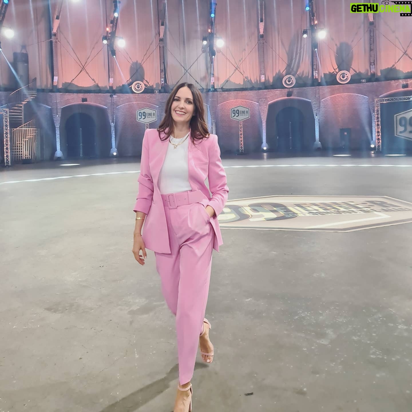 Johanna Klum - 1.5K Likes - Heute Abend, 20:15 Uhr in @sat.1 entscheidet es sich:
Wer von unsren 100 Knaller Kandidat:innen nimmt die 99.000€ mit nach Hause?!!
Es wird laut, lustig und unfassbar spannend!
“99 - Eine:r schlägt sie alle!“ Schaut rein, es lohnt sich!
..und wer gerne nen kleinen Reality Check hat, swipe ⏩
So seh ich übrigens kurz vor und gleich nach der Sendung aus. Auch n guter Look, oder?!? 😅
#99einerschlägtsiealle #99 #tvhost #primetime
@fabiolacgn @rominamann @floschmiso
