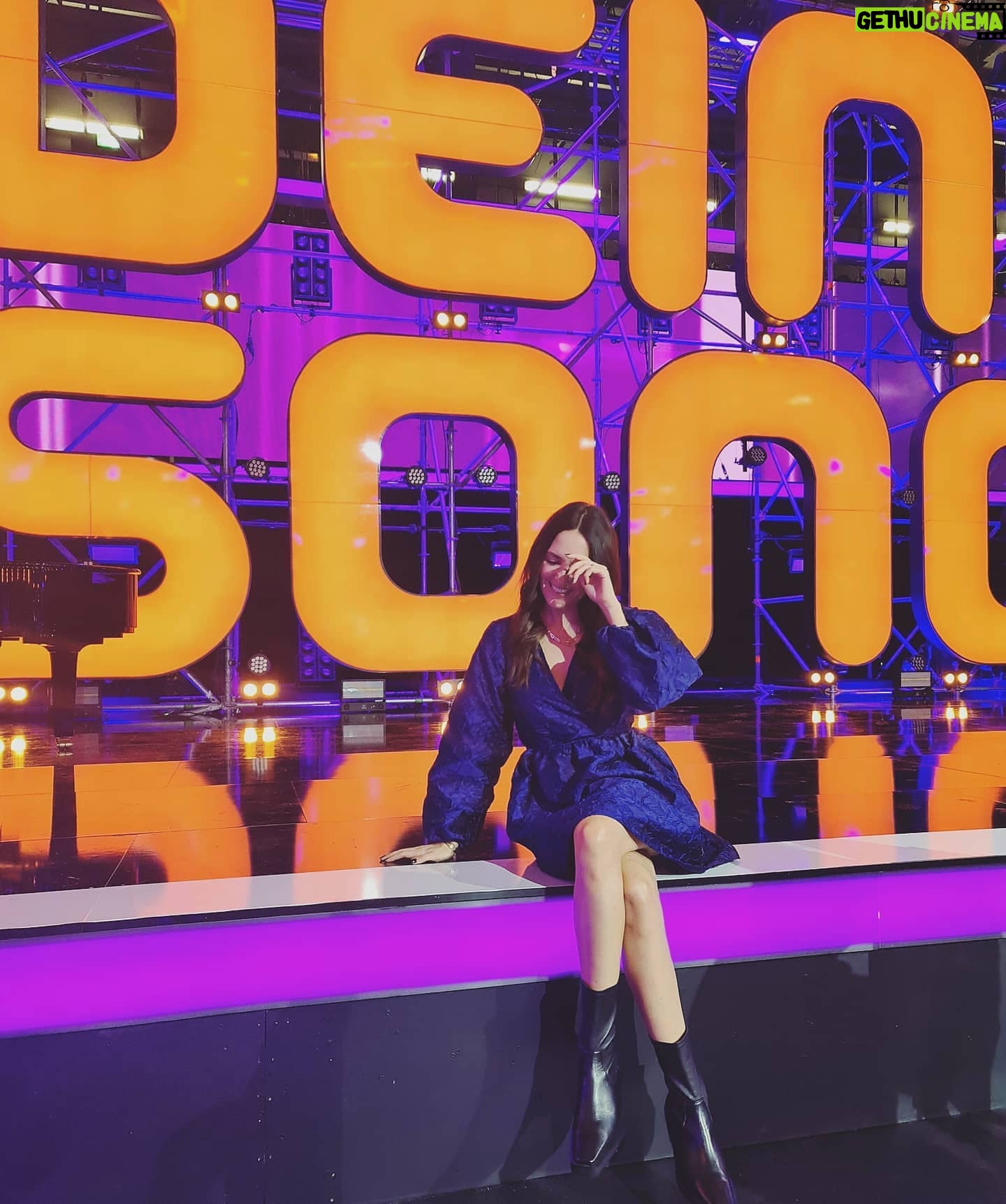 Johanna Klum - 0.9K Likes - Endlich ein echter Anlass um mal keine Jogginghose zu tragen!!!
Also nicht nur. Bleiben wir ehrlich, vorher nachher schon 😂
Aber das hier ist mein Outfit für die PR Termine rund um das 'Dein Song' Finale, dass ich morgen live moderiere 🎶
Freu mich sehr und hoffe ihr schaut rein! Es gibt so viele talentierte Komponisten so sensationelle Paten, es lohnt sich, versprochen 💖 #DeinSong