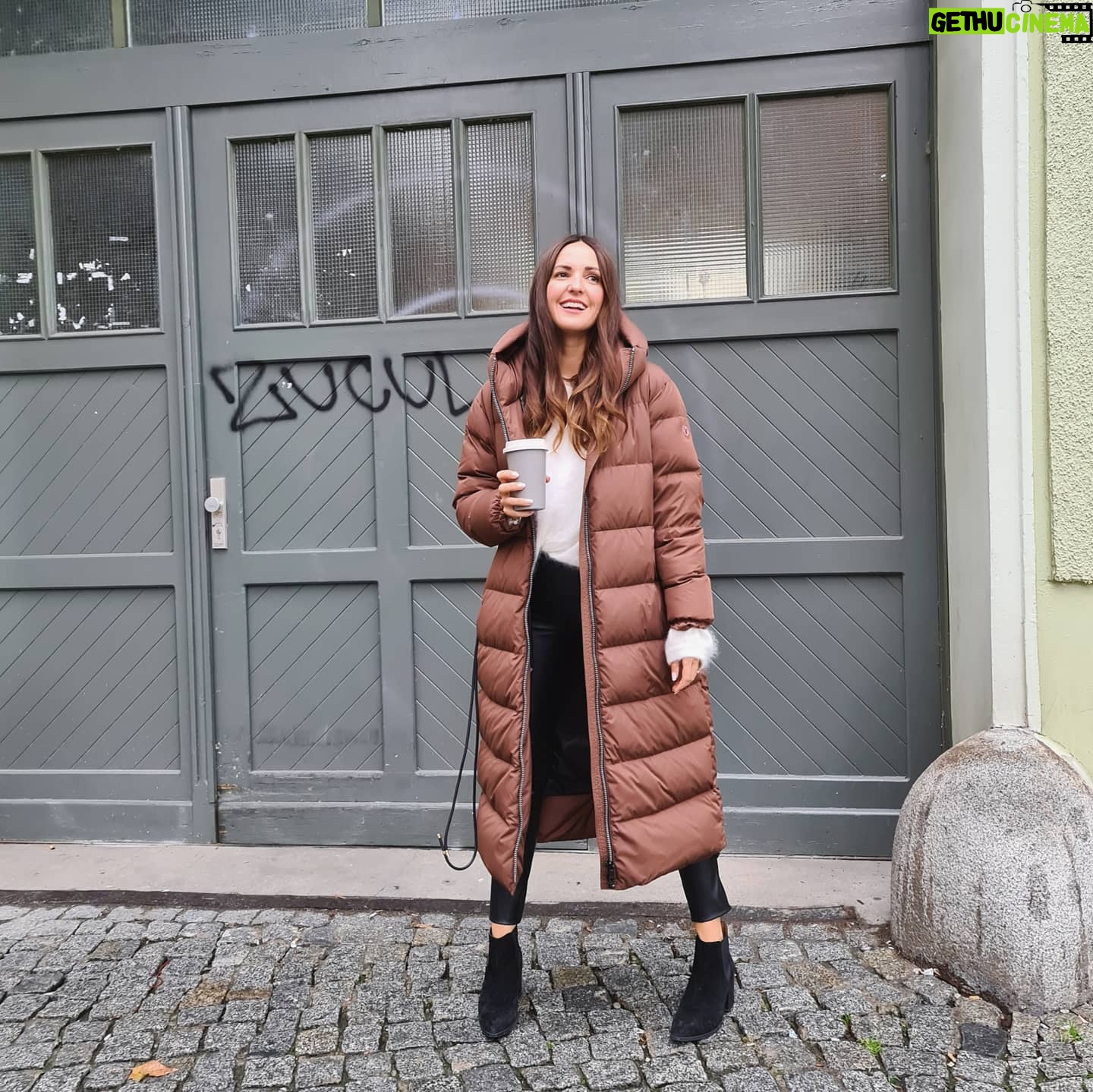 Johanna Klum - 1.1K Likes - Das schönste am Herbst...ist mein neuer Mantel 😂🍁
Ich bin einfach ein Sommermädchen - und komme mit frieren gar nicht gut klar. Also feier ich gerade all meine kuscheligen Sachen und vor allem meinen neuen Mantel von @fuchs.schmitt
Bin so glücklich mit ihm! Warm leicht, ein bißchen so, als hätte ich meine Lieblingsdecke an 😅 Seid ihr mehr so Team Sommer 🌞 oder Team Herbst 🍂??
#youarefuchsschmitt #fuchsschmitt #fuchsschmittfriends