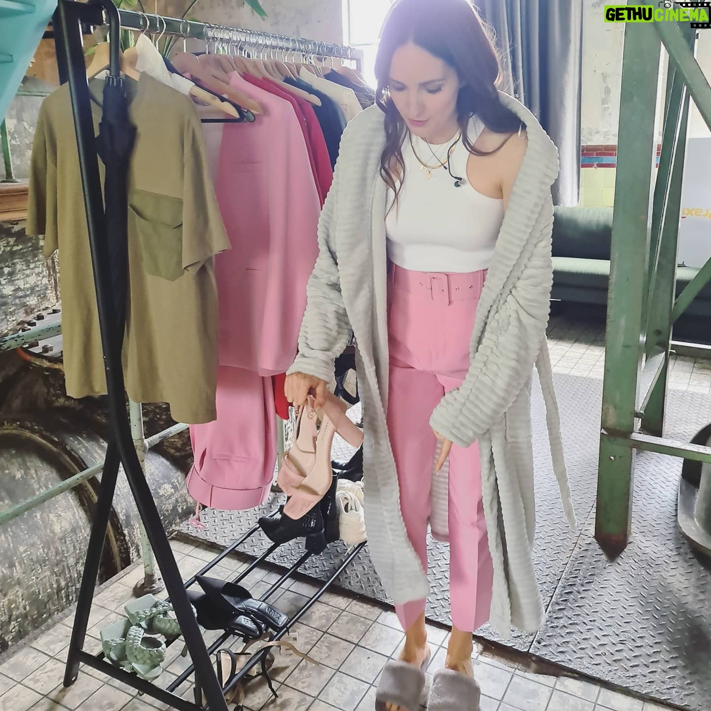 Johanna Klum - 1.5K Likes - Heute Abend, 20:15 Uhr in @sat.1 entscheidet es sich:
Wer von unsren 100 Knaller Kandidat:innen nimmt die 99.000€ mit nach Hause?!!
Es wird laut, lustig und unfassbar spannend!
“99 - Eine:r schlägt sie alle!“ Schaut rein, es lohnt sich!
..und wer gerne nen kleinen Reality Check hat, swipe ⏩
So seh ich übrigens kurz vor und gleich nach der Sendung aus. Auch n guter Look, oder?!? 😅
#99einerschlägtsiealle #99 #tvhost #primetime
@fabiolacgn @rominamann @floschmiso