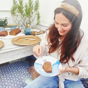 Johanna Klum Instagram - [Anzeige]
Frei nach dem Motto 'Kuchen hilft immer!' gibt's heute selbst gebackenes Bananen-Walnuss-Brot!! Irgendwie schenkt gutes Essen bei uns immer gleich auch ne Portion Harmonie. Vor allem so lange die Minis den Mund voll haben. Das sind glaub ich die entspanntesten Momente hier 🤭😂 Aber man kann ja nicht den ganzen Tag essen. Obwohl...🤪 Mit der  #66TageChallenge kommt auf jeden Fall gerade das ein oder andere neue Rezept bei uns aufn Tisch! Jeden Tag pack ich gerade ne Portion Walnüsse in mein Essen - und das Walnuss-Bananen-Brot ist definitiv einer meiner Favoriten! Fürs Rezept, swipe right. Und falls ihr mitmachen wollt, einfach ne Hand voll Walnüsse ins Essen integrieren, Foto davon posten   #66TageChallenge dazu und ganz nebenbei könnt ihr übrigens auch noch ne Kitchen Aid gewinnen! Wir picknicken jetzt ne Runde - habt's schön heute 🍀 @kalifornischewalnuesse