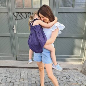 Johanna Klum Instagram - Here is to strong women!
May we know them.
May we be them.
May we raise them.
Ich wünsch Dir die Welt, mein kleines großes Glück 💜
Und die gleichen Chancen und Herausforderungen wie Deinem Bruder.
Und zwar überall!
#weltfrauentag #worldwomensday  #womenempowernment