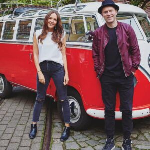 Johanna Klum Instagram - [Anzeige] 
Mit dem Bulli Richtung Musik! 
Genau dahin geht’s für @johannesoerding und mich – und ich freu mich schon so sehr!! Habt ihr auch so live Musik Entzug? Besondere musikalische Erlebnisse sind einfach voll mein Ding! Ob ‚Dein Song’ oder der ‚Bundesvision Song Contest’ - ich liebs einfach durch so Sendungen zu führen - und freu mich deshalb echt schon total auf die Rotkäppchen Nacht der Chöre – und darauf Johannes mit den Chören live zu hören. Natürlich safe und mit Abstand. Nen kleinen Appetithappen bekommt ihr übrigens, wenn ihr ➡️ swipt 🎼
Und für alle, die nicht live dabei sein können, ab Ende November gibt’s die Show auf TVNOW. Habt’s schön heute 🖤

#rotkaeppchensekt #dermomentseidihr #nachtderchoere @rotkaeppchensekt