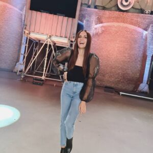 Johanna Klum Instagram - Meine neue Sendung geht in die nächste Runde! "99 - Eine:r schlägt sie alle!" heute Abend, 20:15 Uhr in Sat.1! 
Inklusive großartiger Kandidat:innen, abgefahrener Spiele und dreckiger Lache meinerseits 😂
Apropos: Welches mögt ihr lieber Bild 1 oder 2 ??
#99einerschlägtsiealle #tvhost #99tobeat
@fabiolacgn @sat.1