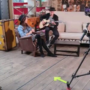 Johanna Klum Instagram - [Anzeige] 
Mit dem Bulli Richtung Musik! 
Genau dahin geht’s für @johannesoerding und mich – und ich freu mich schon so sehr!! Habt ihr auch so live Musik Entzug? Besondere musikalische Erlebnisse sind einfach voll mein Ding! Ob ‚Dein Song’ oder der ‚Bundesvision Song Contest’ - ich liebs einfach durch so Sendungen zu führen - und freu mich deshalb echt schon total auf die Rotkäppchen Nacht der Chöre – und darauf Johannes mit den Chören live zu hören. Natürlich safe und mit Abstand. Nen kleinen Appetithappen bekommt ihr übrigens, wenn ihr ➡️ swipt 🎼
Und für alle, die nicht live dabei sein können, ab Ende November gibt’s die Show auf TVNOW. Habt’s schön heute 🖤

#rotkaeppchensekt #dermomentseidihr #nachtderchoere @rotkaeppchensekt