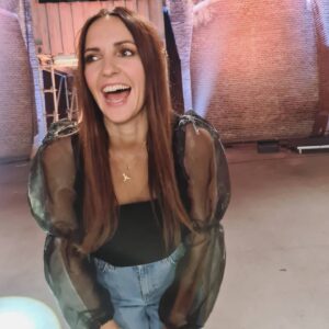 Johanna Klum Instagram - Meine neue Sendung geht in die nächste Runde! "99 - Eine:r schlägt sie alle!" heute Abend, 20:15 Uhr in Sat.1! 
Inklusive großartiger Kandidat:innen, abgefahrener Spiele und dreckiger Lache meinerseits 😂
Apropos: Welches mögt ihr lieber Bild 1 oder 2 ??
#99einerschlägtsiealle #tvhost #99tobeat
@fabiolacgn @sat.1