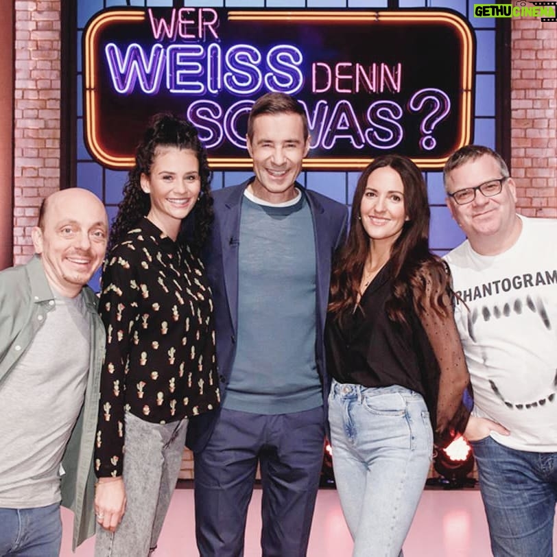 Johanna Klum - 1.2K Likes - Wo ist beim Baum hinten?
Ist ein Wintereinbruch strafbar?
Was ist eigentlich das Gegenteil von Gegenteil?
Ähnlich sinnvolle Fragen versuchen wir heute Abend um 18 Uhr im Ersten bei 'Wer weiß denn sowas?!' zu beantworten 😜🤷♀️😅
Habt ihr Antworten für mich? Oder auch so herrlich sinnfreie Fragen? Her damit! Habt's schön 💋
#workingmom #werweissdennsowas #somuchfun #werbungwegenverlinkung