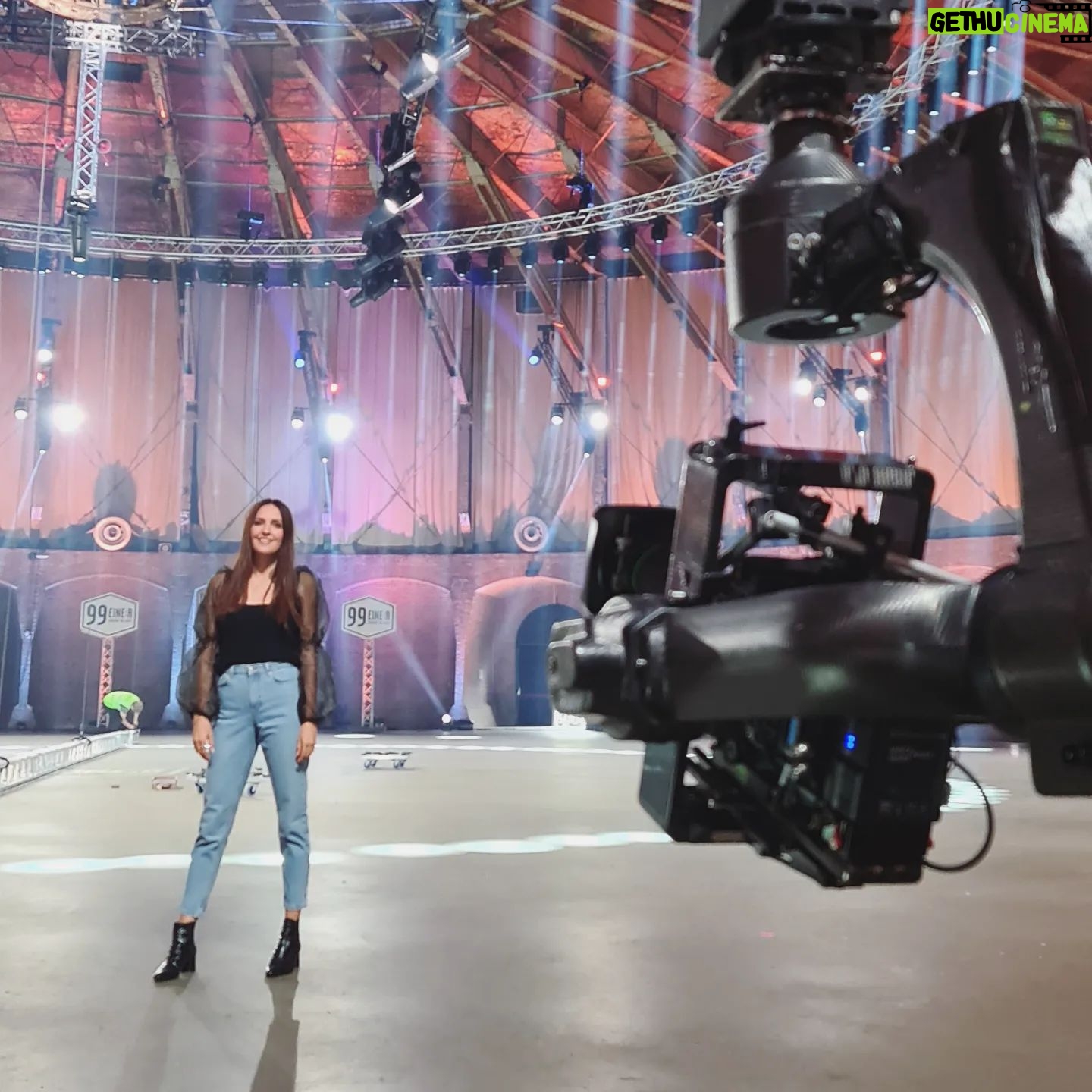 Johanna Klum - 853 Likes - Hey friends 💙
Heute wird in Torten getaucht, um die Wette gegröhlt und Jenga gespielt - um 100.000€!!
Viel zu oft verplane ich es, Euch Bescheid zu sagen, aber jetzt denk ich dran :
'99 Eine:r schlägt sie alle' in @sat.1
Zur Feier Tages gibt's nen kleinen Fotodump 😅 Was ist euer Favorit?? Ich glaub meins ist Bild #3
Happy weekend 💖