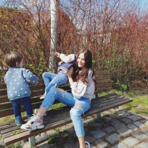 Johanna Klum Instagram - Das sind meine beiden Minis 💙💙
Echten Raketen, die ganz laut 'hier' gerufen haben, als die Energie verteilt wurde.
Und ungefähr so wie ich sie hier auf der Bank im Griff habe, hab ich sie die letzten Tage mit social distancing und homeoffice auch zu Hause im Griff. Also eigentlich nicht 😂
Ging aber irgendwie. War ja ne Übergangslösung. Wir haben uns gestritten, uns zusammengerissen, zu viel Kekse gegessen und uns chaotisch irgendwie organisiert. Aber wenn ich mir jetzt überlege, dass das noch so weitergehen soll bis August (also A U G U S T, ihr wisst schon, das Ding in 4 Monaten!!) - dann geht das irgendwie gar nicht.. Also, ich weiß zumindest nicht wie..!?? Wie geht es Euch?? Wie bekommt ihr das organisiert? Geht das überhaupt? Was für Hilfe wünscht ihr Euch?  Ich weiß, dass es uns im Vergleich wirklich gut geht, aber momentan bin ich irgendwie in Schockstarre..
#meineMinis #corona #workingmom #wtf
